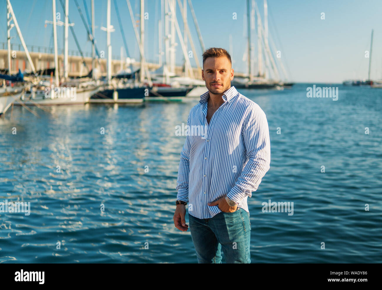 Die jungen reichen Mann im Yacht Club. Geschäftsmann ist entspannend Stockfoto