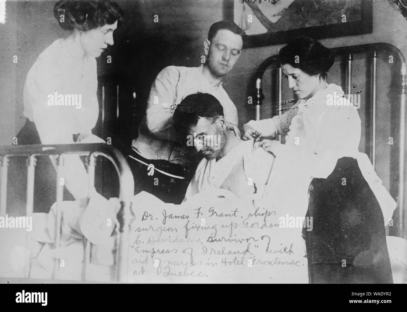 Dr. James F. Grant, Schiffsarzt, Gordon G. Davidson, Überlebende der EMPRESS OF IRELAND in Frontenac Hotel in Québec zu reparieren Stockfoto