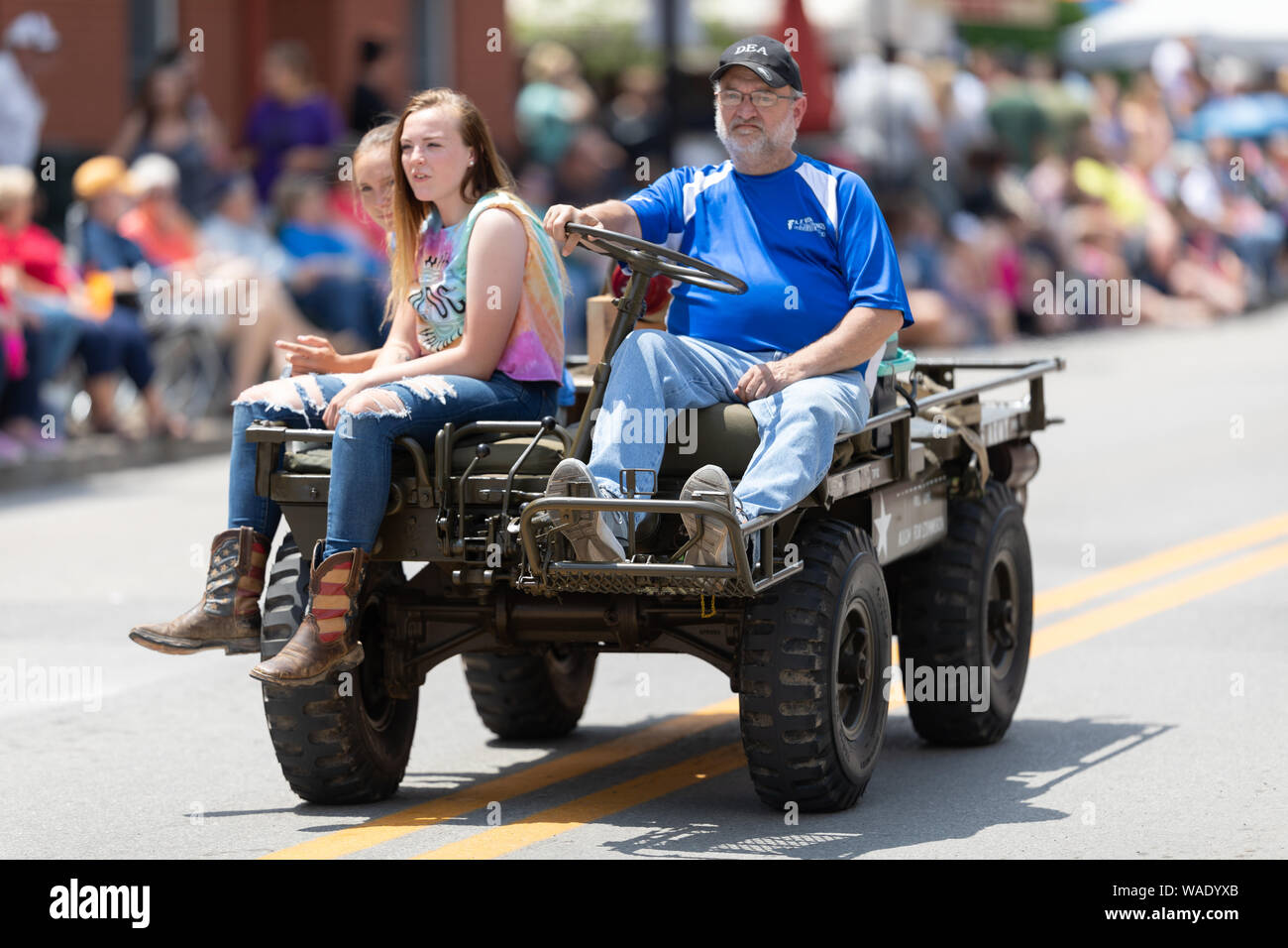 Buckhannon, West Virginia, USA - 18. Mai 2019: Strawberry Festival, Mann, der ein Militär-M 274 1/2 Tonne 4X4 Mule, mit zwei jungen Frauen, die während der Par Stockfoto