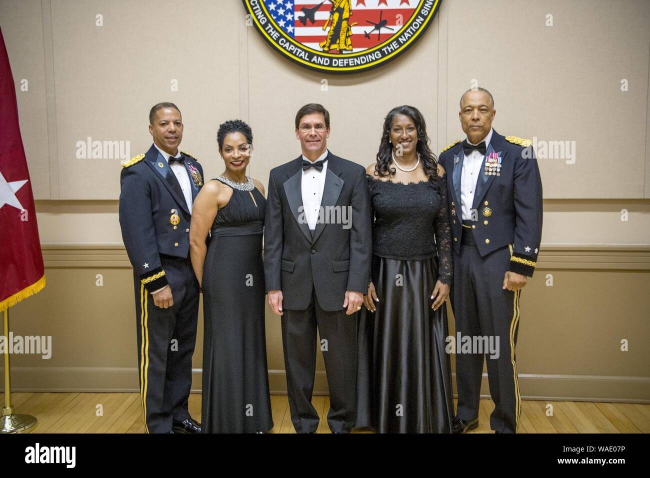 Dr. Mark Esper, Sekretär der Armee, mit Generalmajor William J. Walker und Brig. Gen. Aaron R. Dean II, mit ihren Frauen. Stockfoto