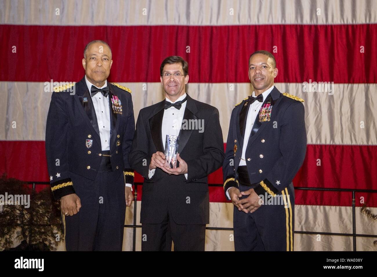 Dr. Mark T. Esper, 23. Sekretär der Armee mit MG Walker und BG Dean. Stockfoto