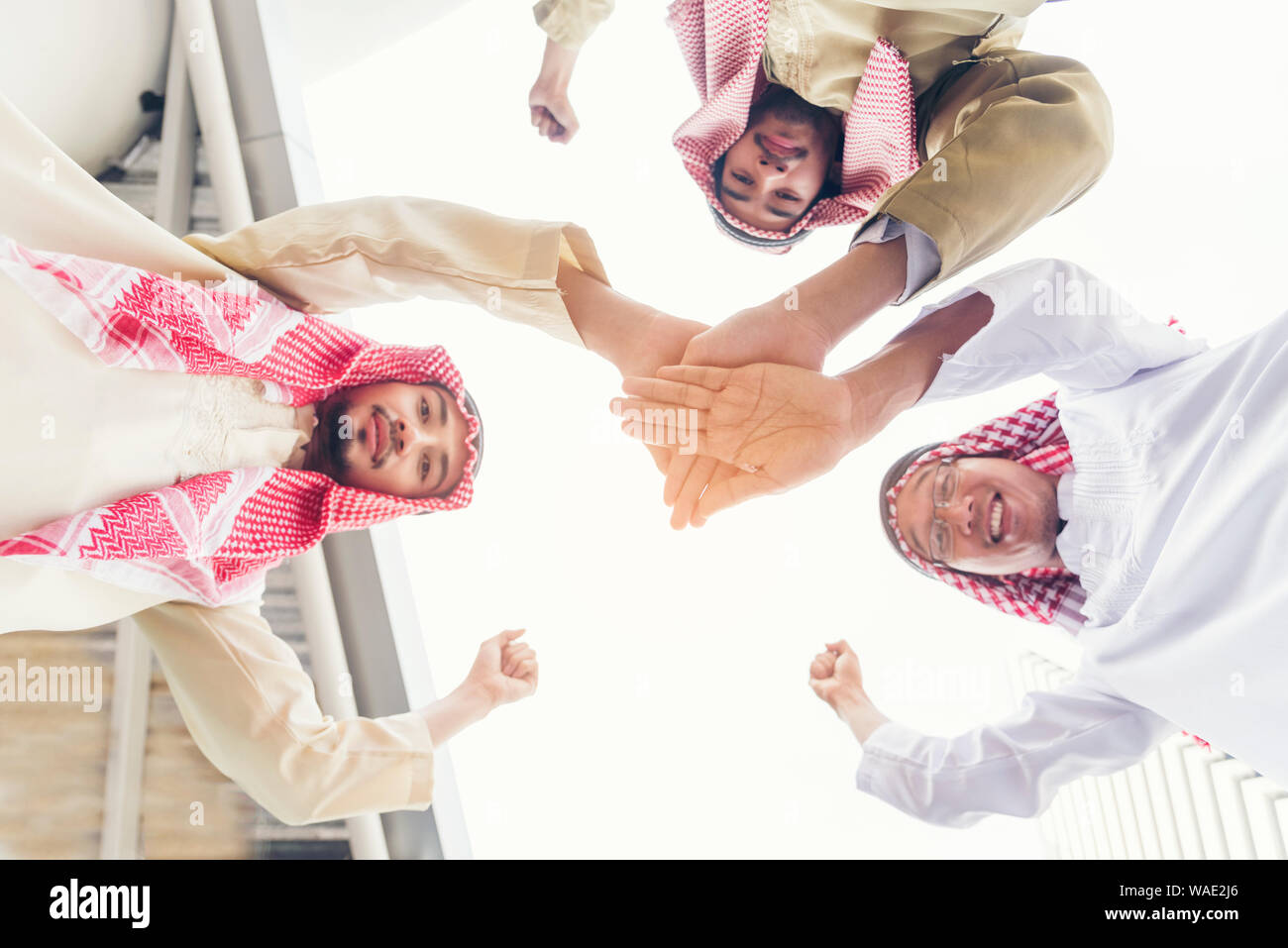Arabischer mann Teamarbeit Hände schütteln Konzept der Partnerschaft. Stockfoto