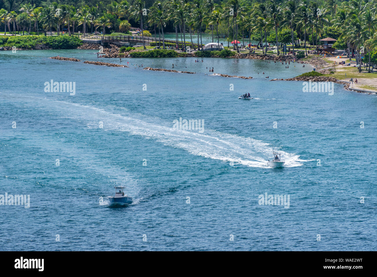 Sommer Bootfahren in South Florida Jupiter Inlet vor DuBois Park am Jupiter Beach in Jupiter, Palm Beach County, Florida. (USA) Stockfoto