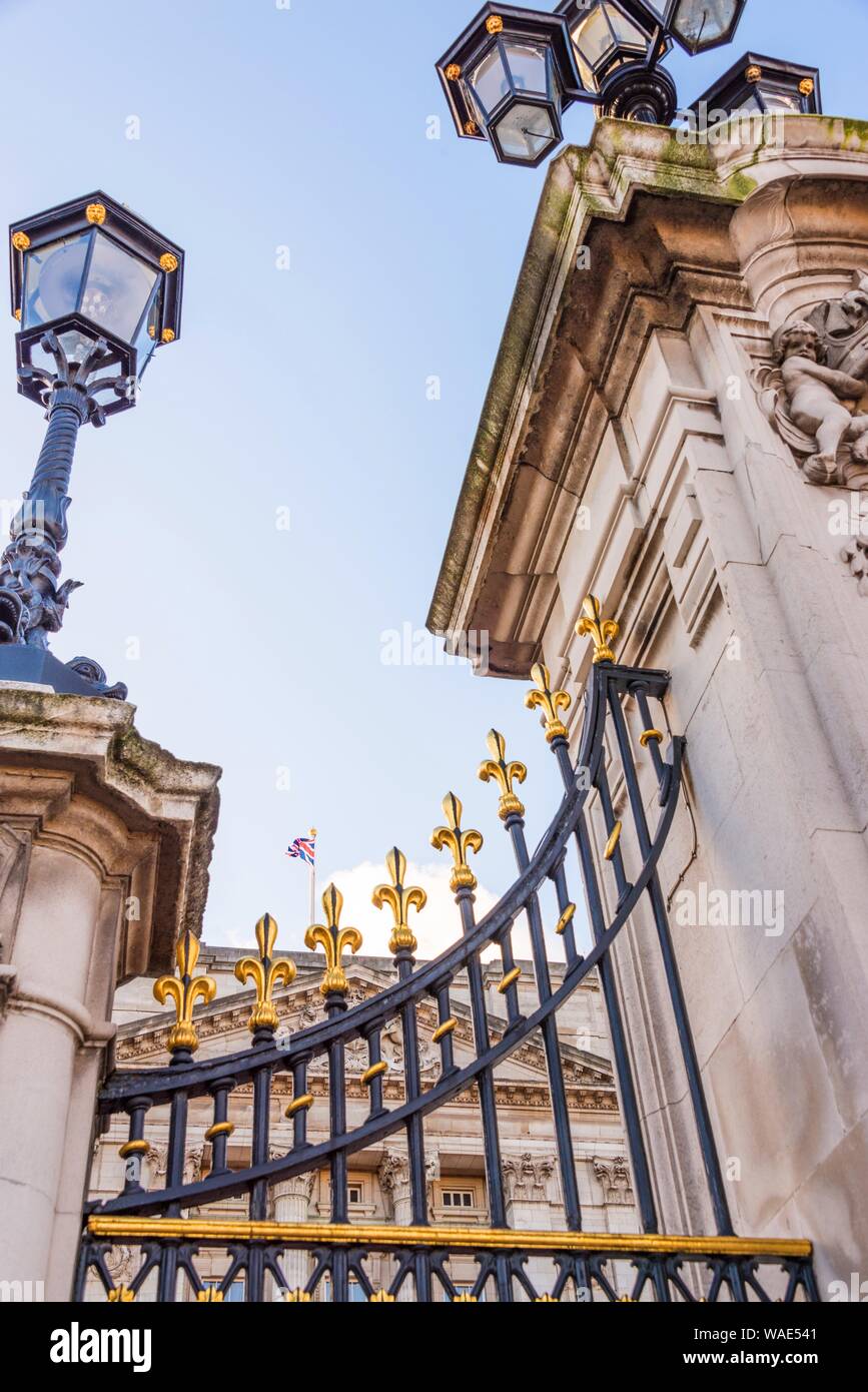 Ein Detail vom Buckingham Palace verzierte Zaun. Stockfoto