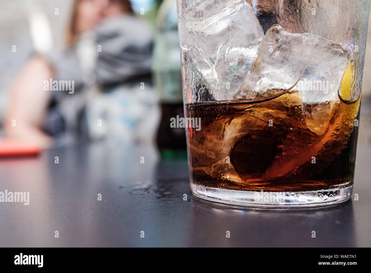 Braun wermutwein auf Eiswürfel close up immer noch auf einem im Szene Stockfoto
