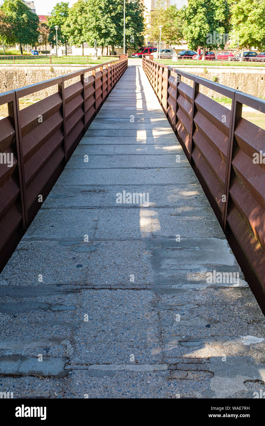 Gerade schmale Fußgängerbrücke Architektur Detail Stockfoto