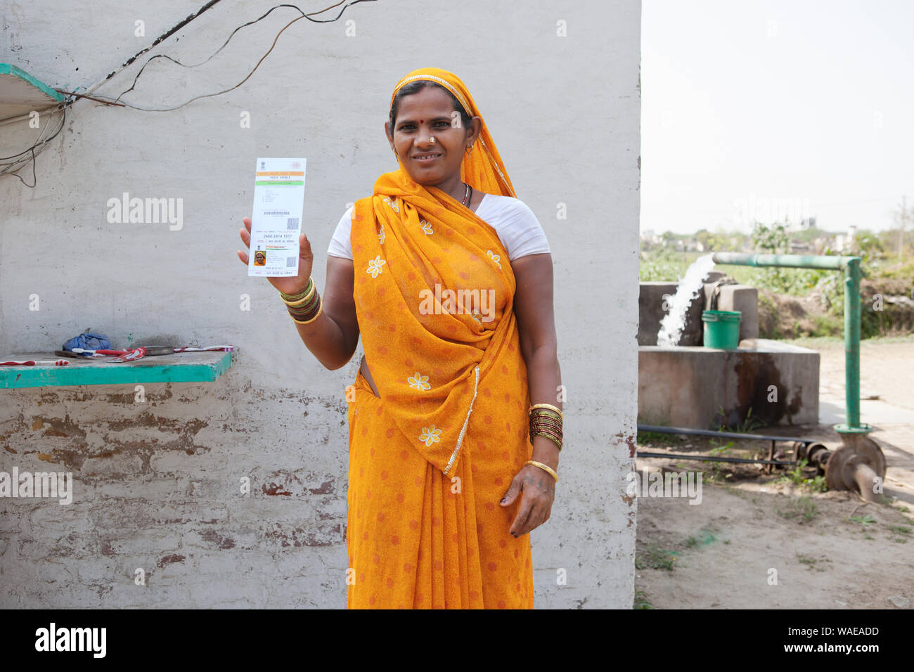 Ländliche Frau zeigt eine Aadhar Karte Stockfoto