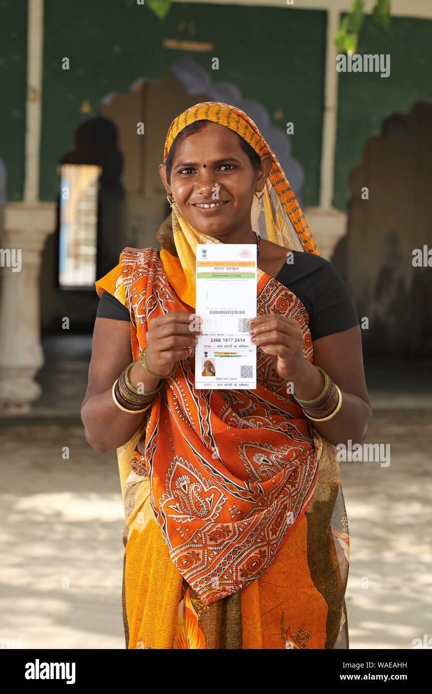 Ländliche Frau zeigt eine Aadhar Karte Stockfoto