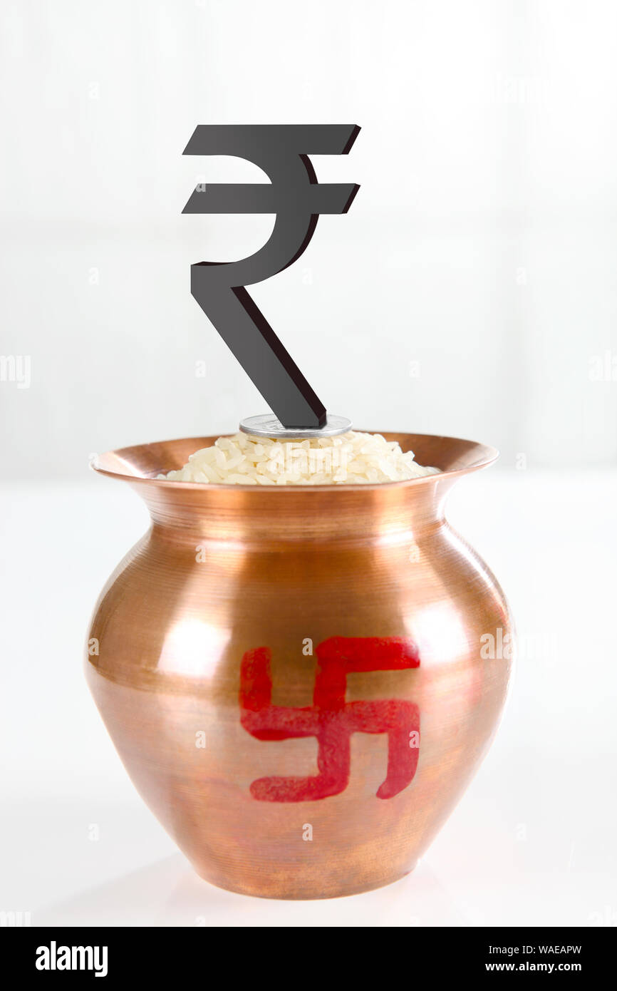 Nahaufnahme einer kalasche voller Reis mit Rupie-Symbol Stockfoto