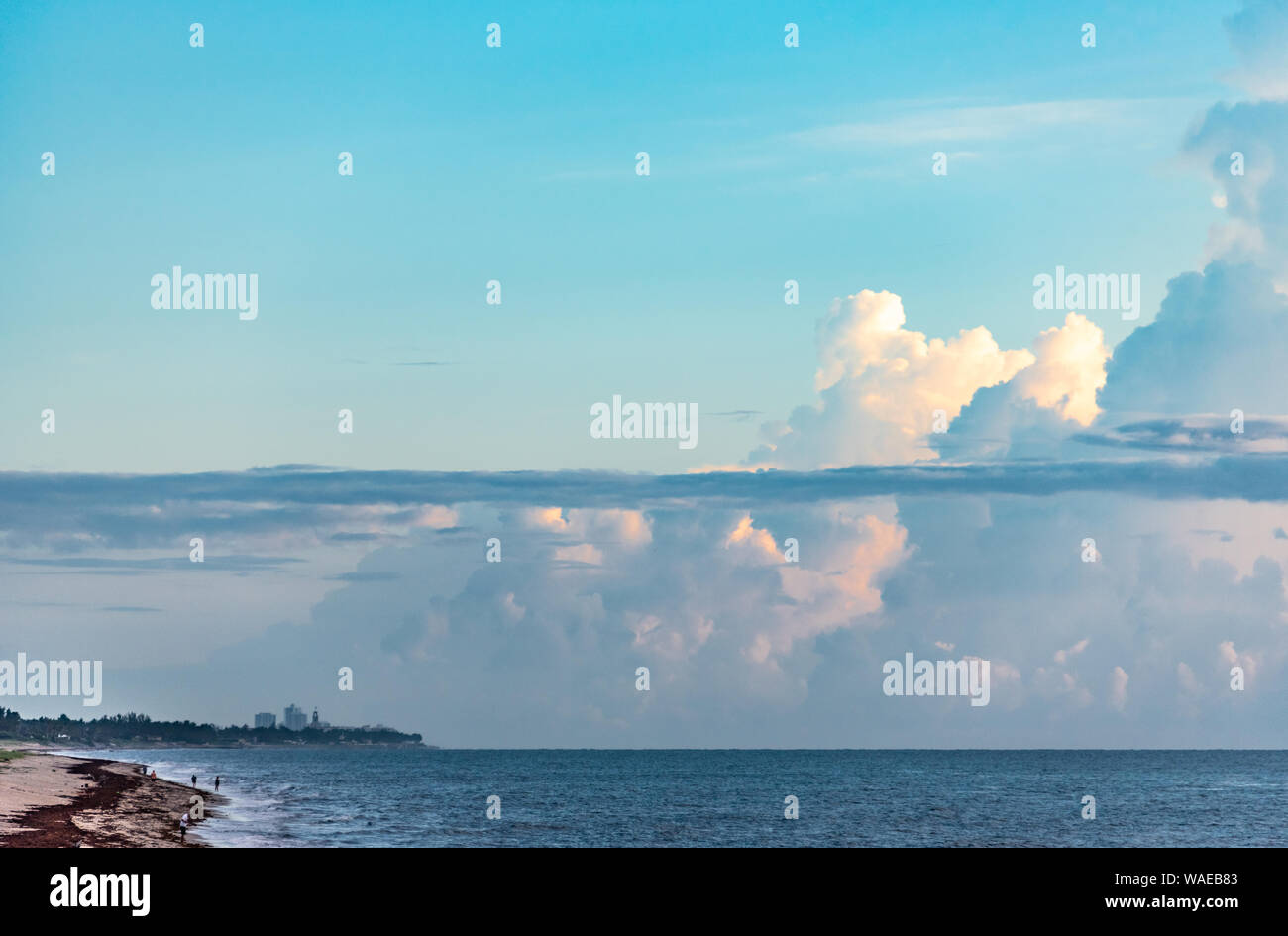Anzeigen von Palm Beach, Florida mit Sunrise cloudscape oberhalb der South Florida Atlantikküste. (USA) Stockfoto
