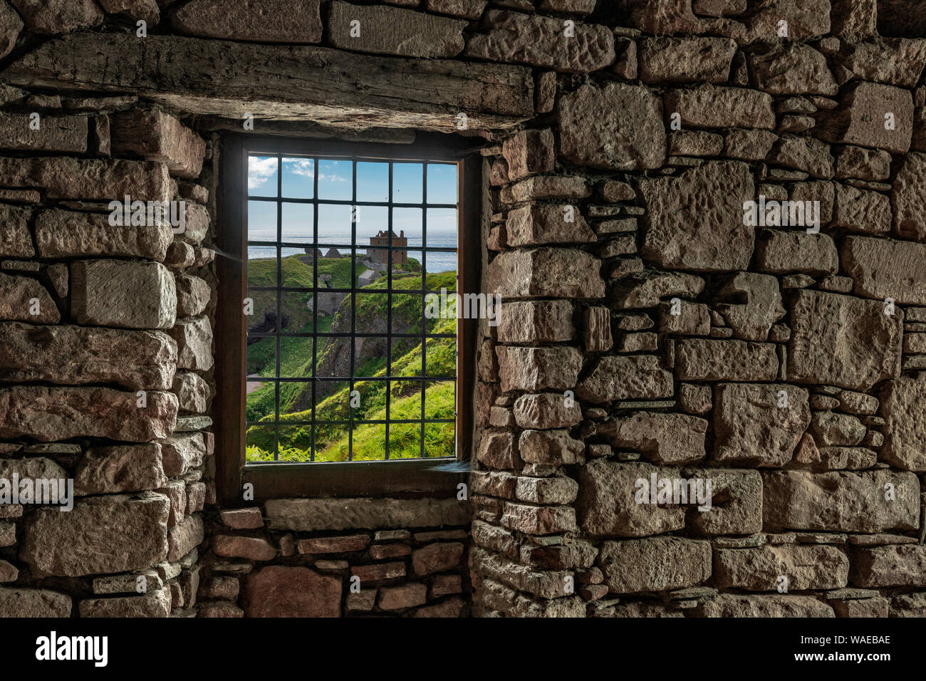 Durch ein Fenster in eine Mauer aus Stein zum Dunottar Castle, Schottland Stockfoto