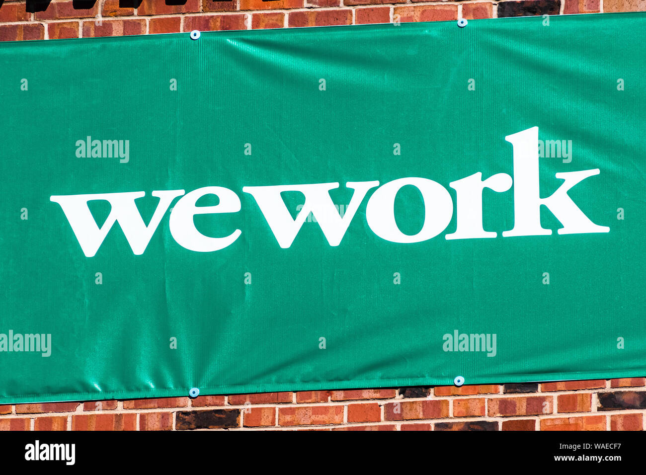 August 14, 2019 in Palo Alto/CA/USA - Temporäre Schild an einem neuen WeWork Bürogebäude in Silicon Valley; WeWork ist eine amerikanische Firma Stockfoto