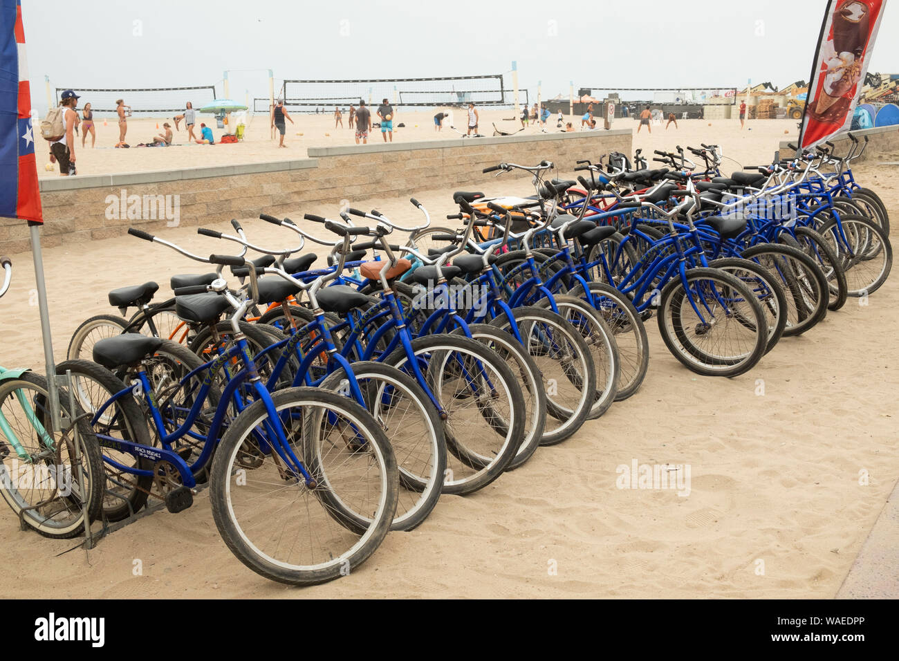 Fahrräder, die auf dem Strand. Vans US Open von Surfen, Huntington Beach, Kalifornien, Vereinigte Staaten von Amerika Stockfoto