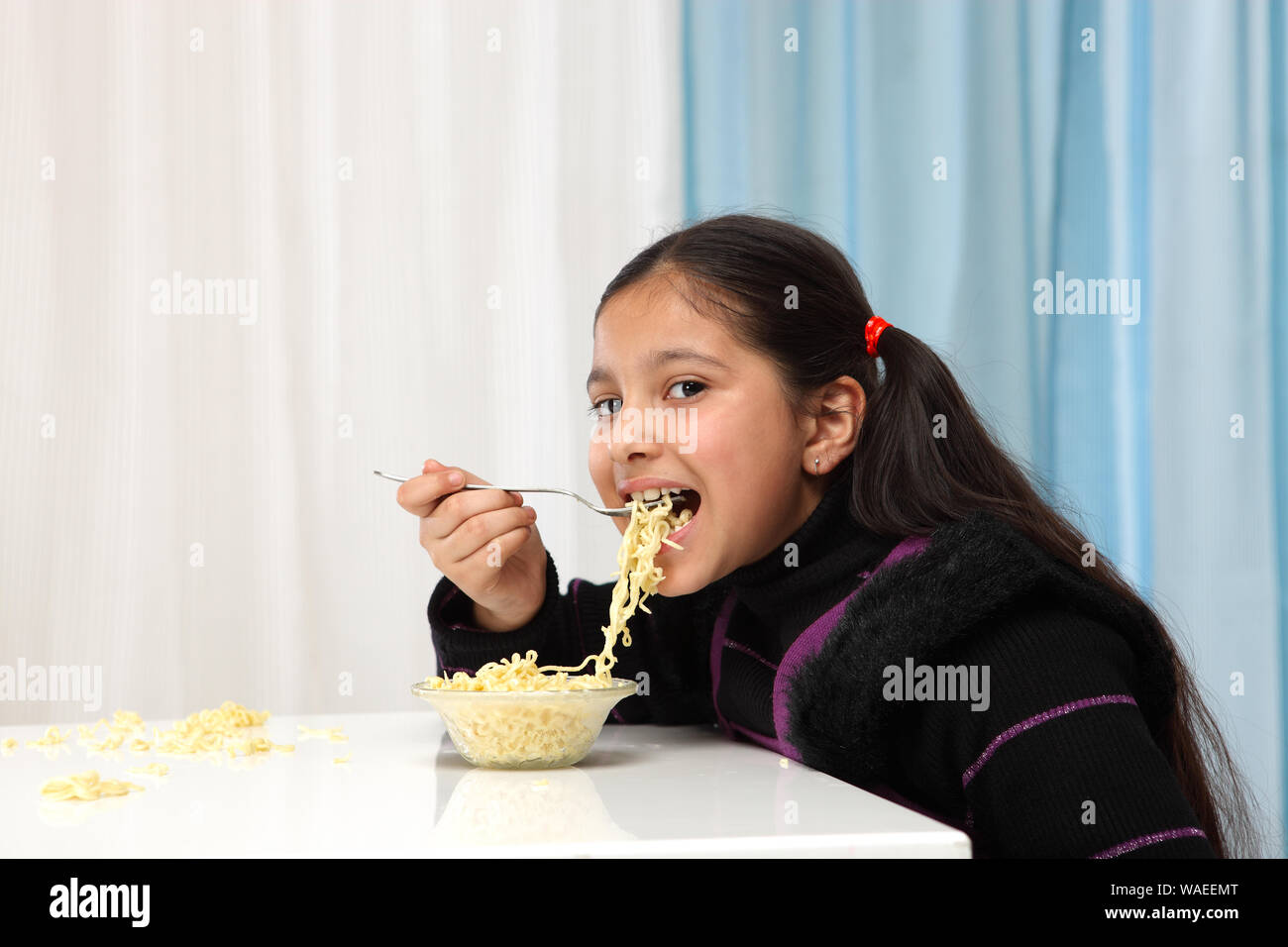 Mädchen essen Nudeln Stockfoto
