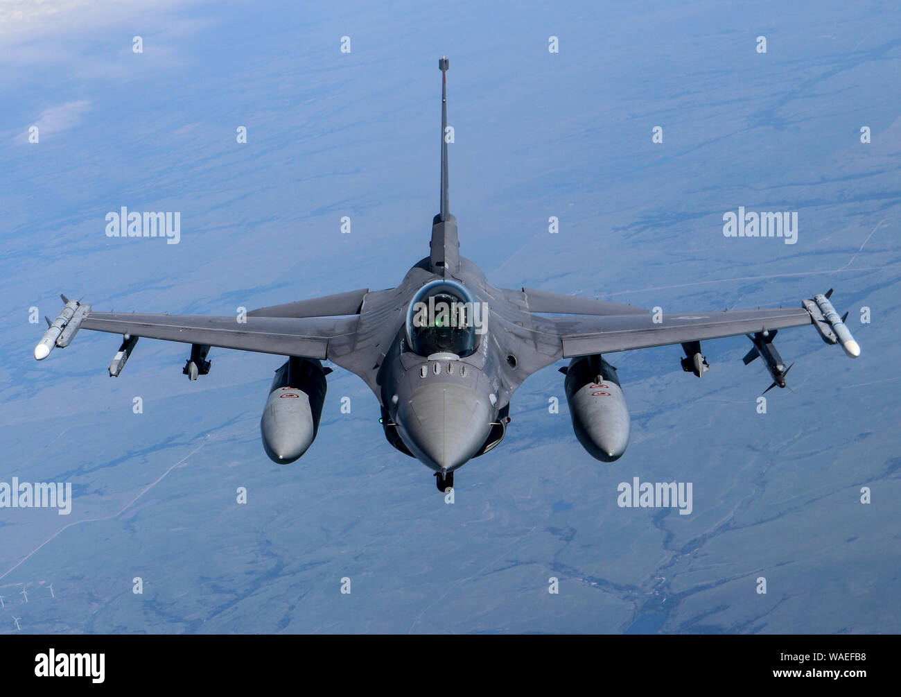 Ein 138 Fighter Wing F-16 Fighting Falcon fliegt hinter einem 507Th Air Refuelling Flügel KC-135 R Statotanker während eines Kongresses Orientierung Flug, 15 August, 2019, Tinker Air Force Base, Oklahoma. Die Okies teilten die Finden Mission und eine einzigartige Erfahrung mit der Congressional Delegation. (U.S. Air Force Foto von älteren Flieger Maria Begy) Stockfoto