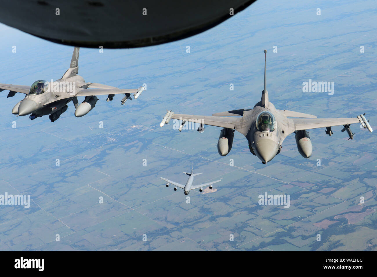 Zwei 138 Fighter Wing F-16 Fighting Falcons und ein 507Th Air Refuelling Flügel KC-135 R Statotanker fliegen hinter 507Th ARW Tanker während eines Kongresses Orientierung Flug, 15 August, 2019, Tinker Air Force Base, Oklahoma. Die Okies teilten die Finden Mission und eine einzigartige Erfahrung mit der Congressional Delegation. (U.S. Air Force Foto von älteren Flieger Maria Begy) Stockfoto