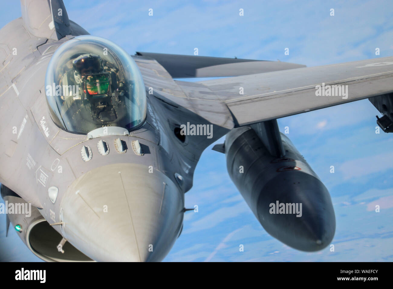 Ein 138 Fighter Wing F-16 Fighting Falcon fliegt hinter einem 507Th Air Refuelling Flügel KC-135 R Statotanker während eines Kongresses Orientierung Flug, 15 August, 2019, Tinker Air Force Base, Oklahoma. Die Okies teilten die Finden Mission und eine einzigartige Erfahrung mit der Congressional Delegation. (U.S. Air Force Foto von älteren Flieger Maria Begy) Stockfoto