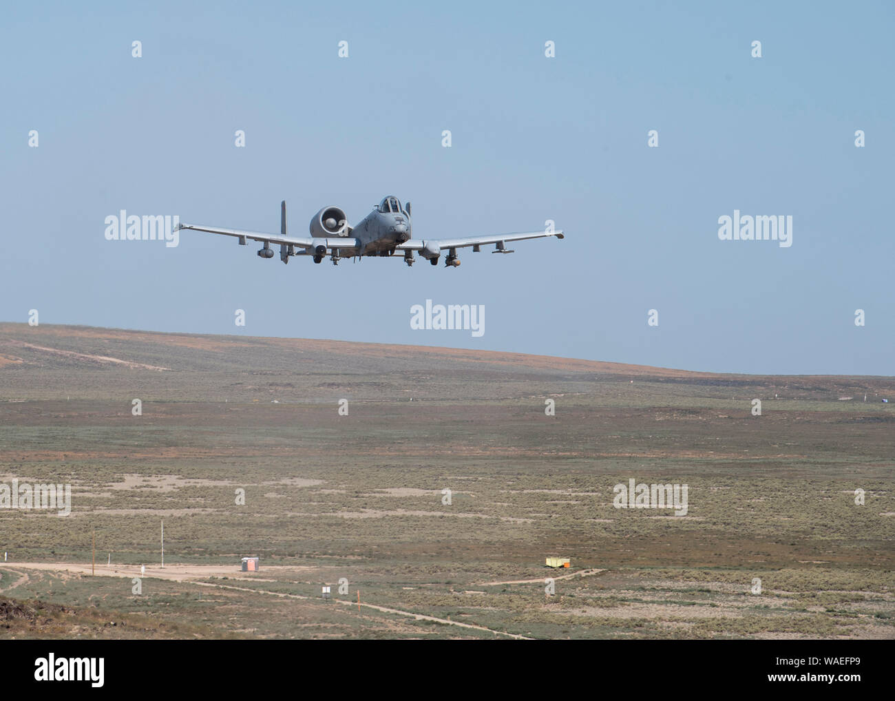 A-10 Thunderbolt, IIs, von der 124 Fighter Wing, Boise, Idaho, Zug an der Idaho Army National Guard Orchard Combat Training Center, südlich von Boise, Nov. 19, 2019. Die A-10 s von der Wing 190 Fighter Squadron sind. (U.S. Air National Guard Foto von Master Sgt. Joshua C. Allmaras) Stockfoto