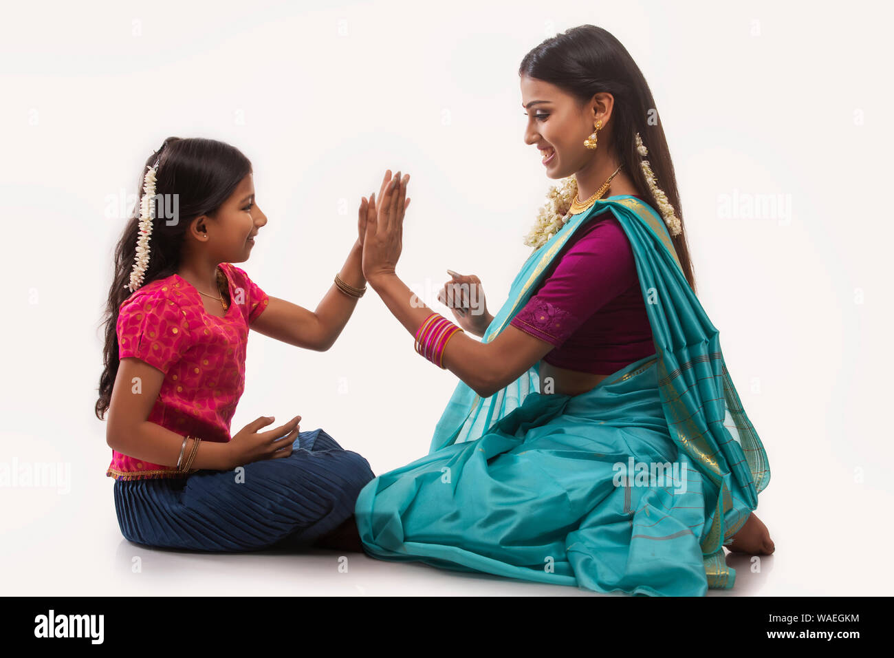 South Indian Mutter spielt mit ihrer Tochter Stockfoto