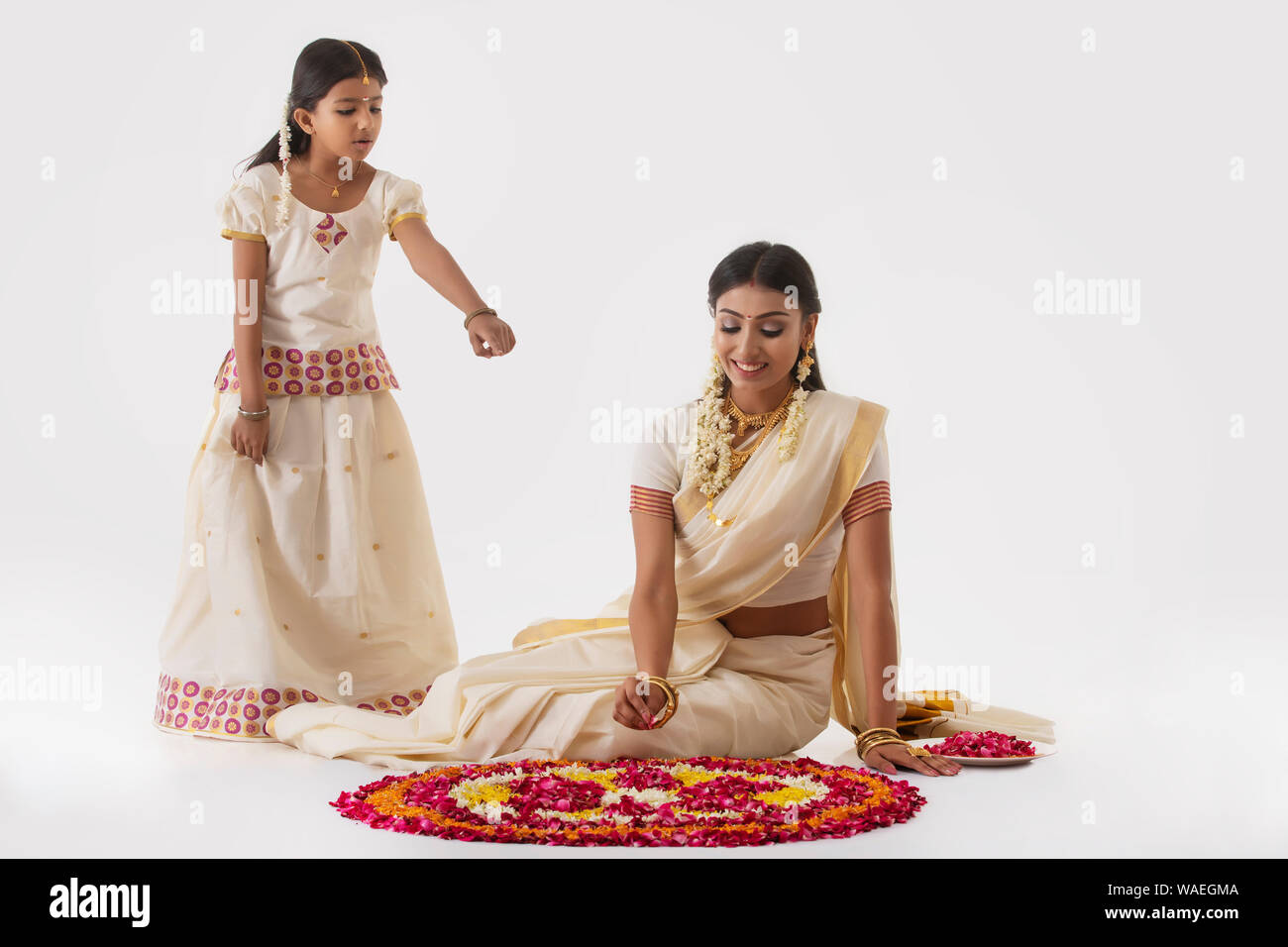 South Indian Frau, die RANGOLI mit Ihrer Tochter Stockfoto