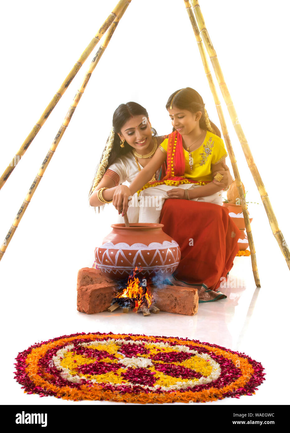 Mutter und Tochter Kochen auf pongal Stockfoto