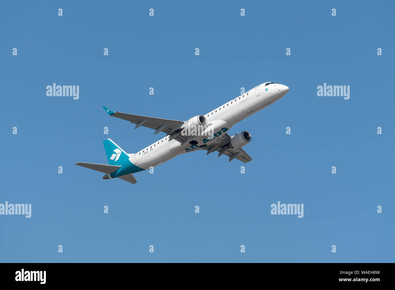 München, Deutschland - am 31. März. 2019: Air Dolomiti Embraer ERJ-195 LR mit dem Flugzeug Registrierung Anzahl I-ADJL bei Start auf der südlichen Start- und Landebahn Stockfoto