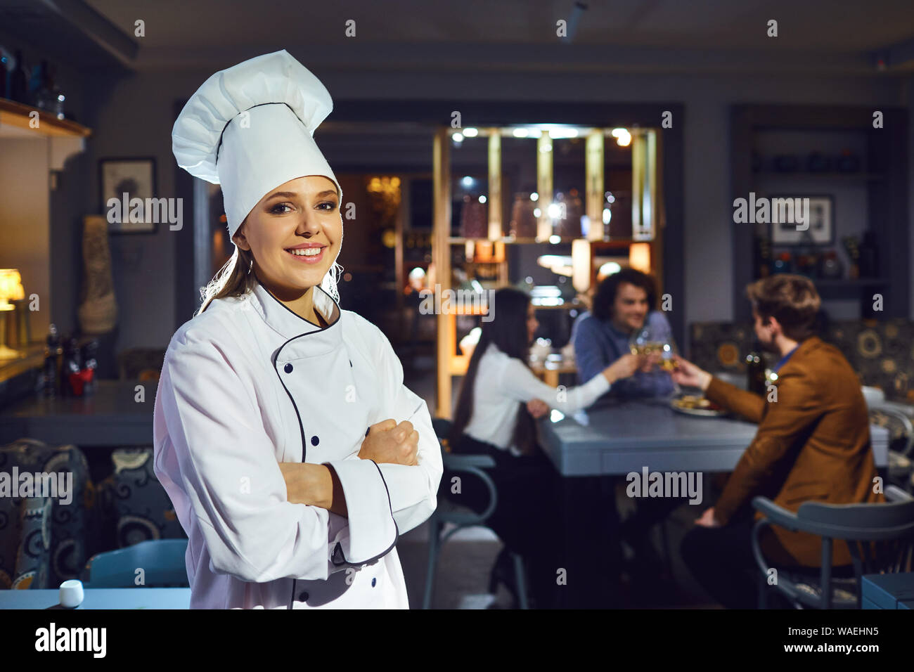 Frau Koch in einem Restaurant lächelnd Stockfoto