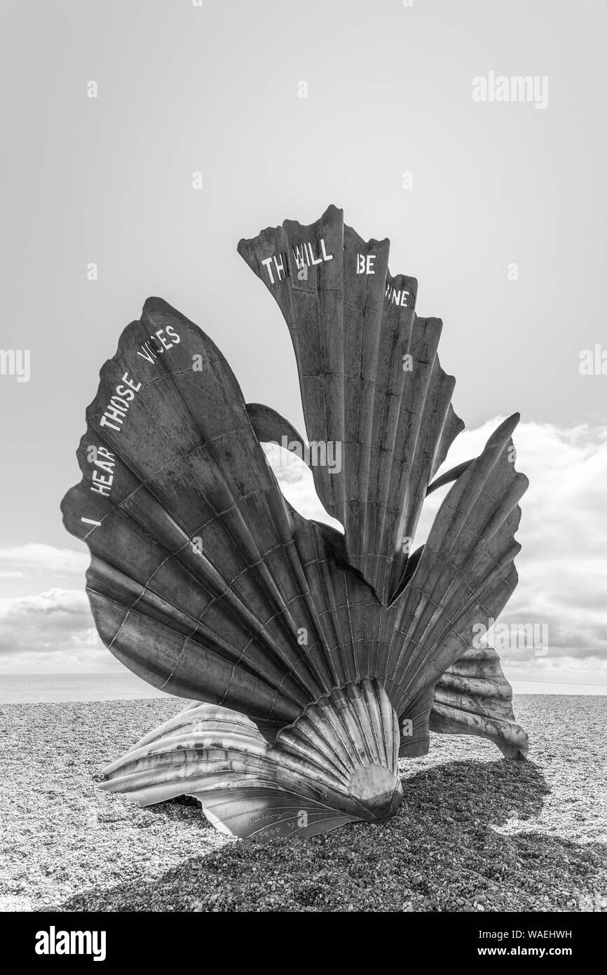 Skulptur namens Jakobsmuscheln, Benjamin Britten auf dem Strand in der Küstenstadt Hastings an der Ost Küste von Suffolk, England, Großbritannien Stockfoto