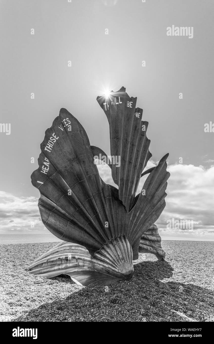 Skulptur namens Jakobsmuscheln, Benjamin Britten auf dem Strand in der Küstenstadt Hastings an der Ost Küste von Suffolk, England, Großbritannien Stockfoto