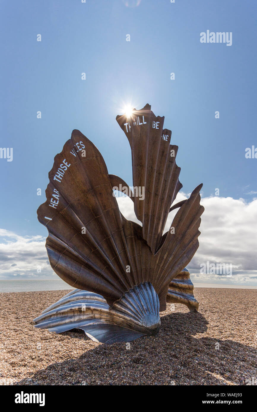 Skulptur namens Jakobsmuscheln, Benjamin Britten auf dem Strand in der Küstenstadt Hastings an der Ost Küste von Suffolk, England, Großbritannien Stockfoto