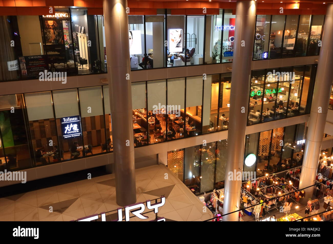 Nachtansicht von Jahrhundert der Film Plaza in der Nähe der BTS-Station onnut, Bangkok, Thailand. Menschen haben verschiedene Lebensstile, verschiedene Geschichten verschiedene Storie Stockfoto