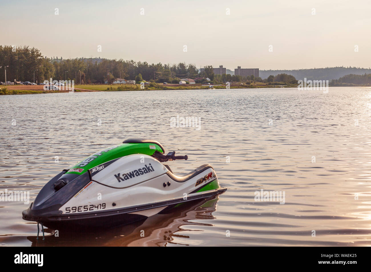 Kawasaki Jet Ski sitzt in der Snye Fluss festgemacht, die neben dem Clearwater River in Fort McMurray, Alberta, Kanada. Stockfoto