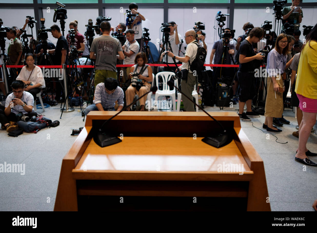 Der welt Drücken Sie warten an der Legislativrat Komplex für die Hong Kong's Chief Executive Carrie Lam Cheng Yuet-ngor während einer Pressekonferenz nach schätzungsweise 1,7 Millionen Demonstranten teil an einer nicht genehmigten Kundgebung über das Wochenende nahm. Stockfoto