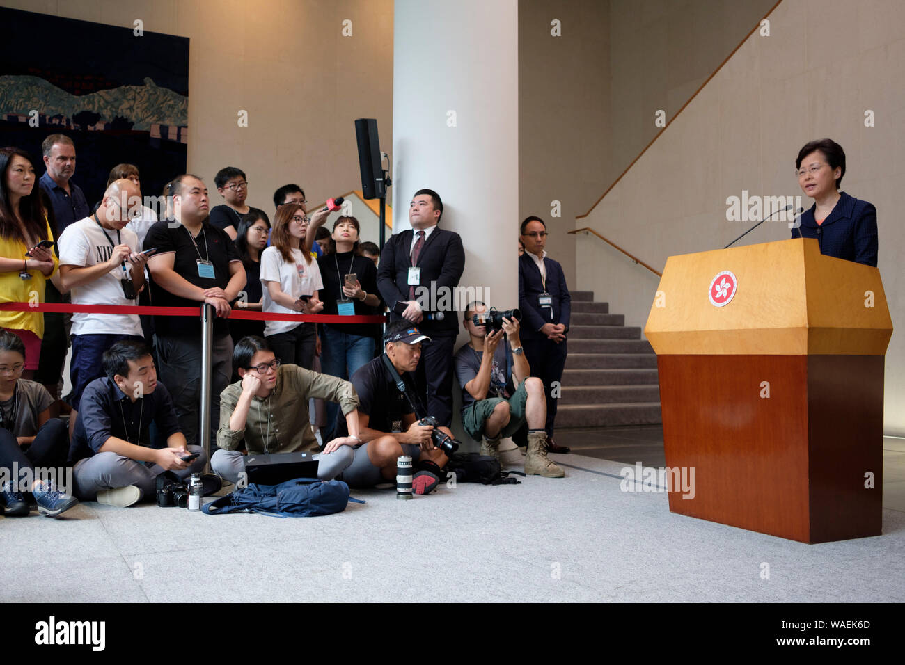 Hong Kong's Chief Executive Carrie Lam Cheng Yuet-ngor spricht während einer Pressekonferenz nach schätzungsweise 1,7 Millionen Demonstranten teil an einer nicht genehmigten Kundgebung über das Wochenende nahm. Stockfoto
