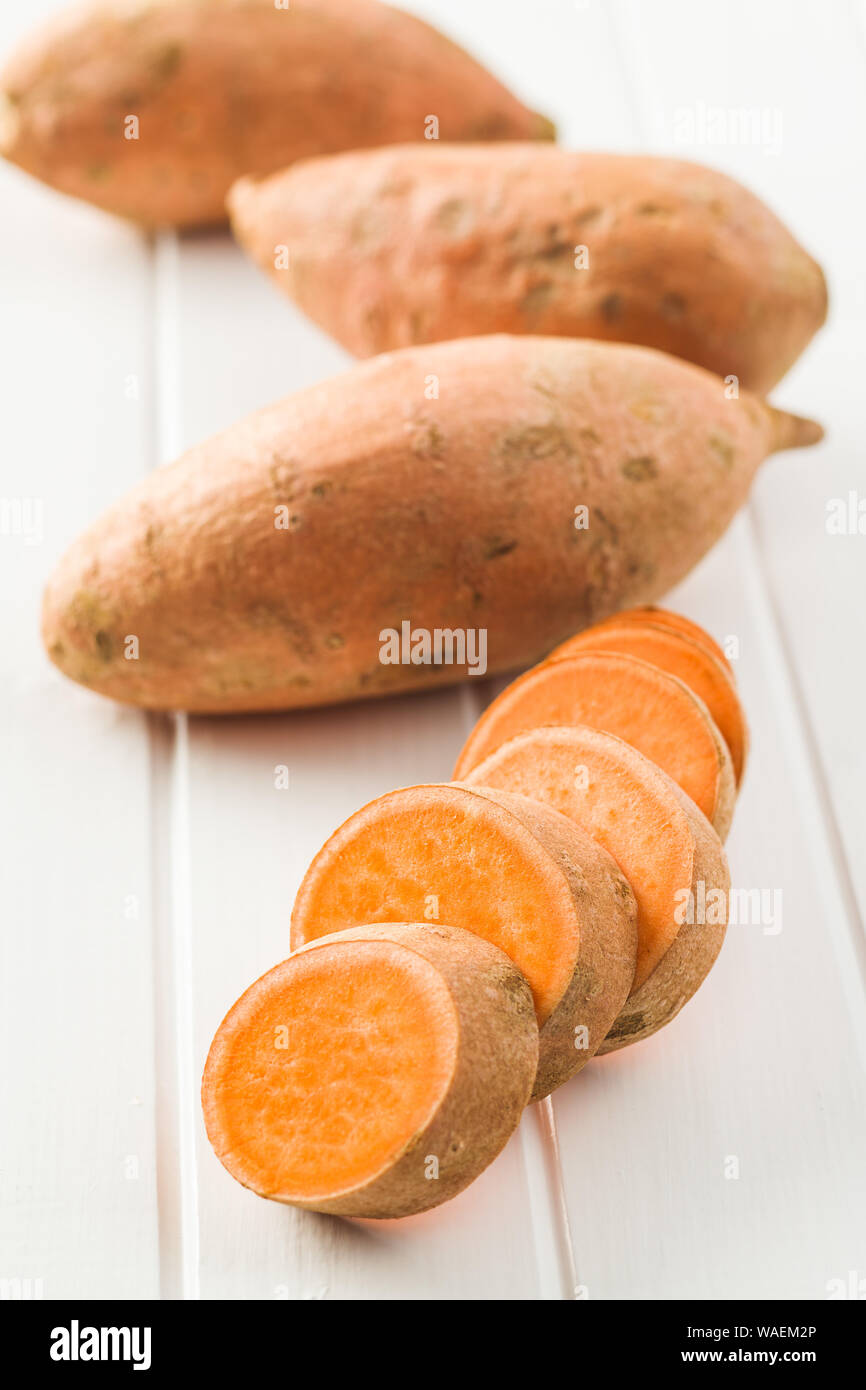 Die Süßkartoffeln auf weißer Tisch. Stockfoto