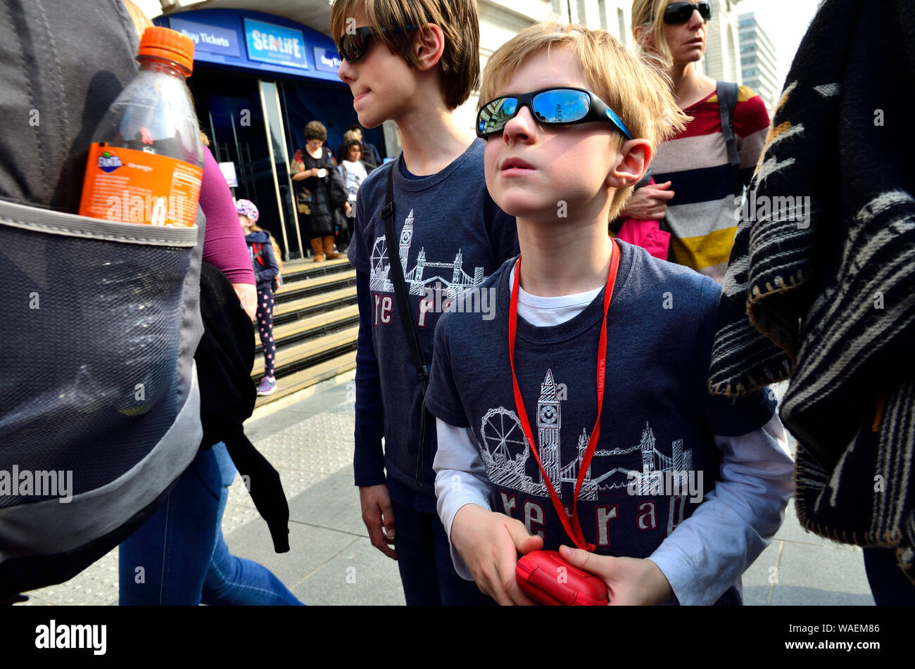 London, England, UK. Jungen mit Sonnenbrille auf der South Bank [kein Modell Release] Stockfoto