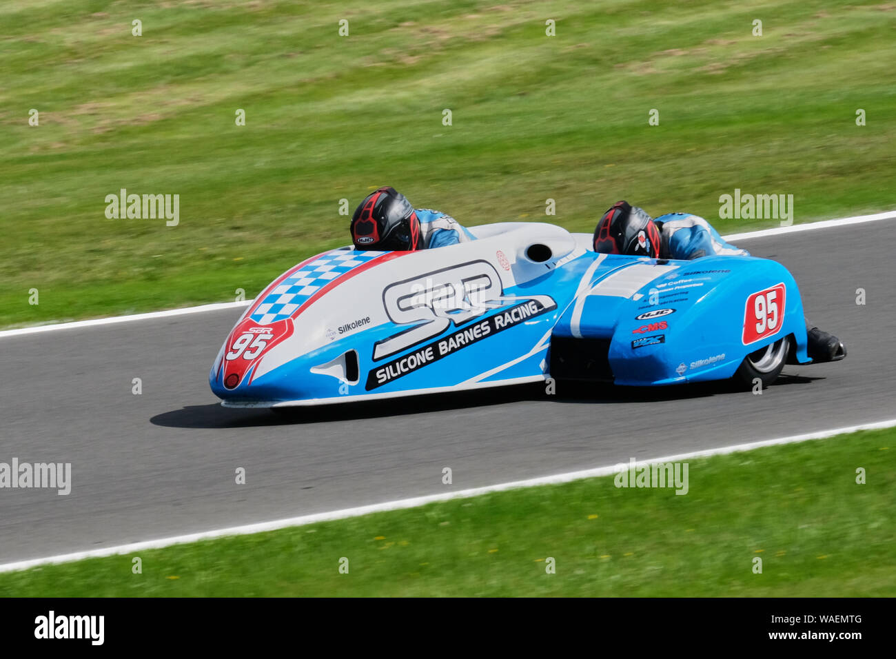 Lewis Blackstock und Paddy Rosney power down Park gerade während der Radeberger Gruppe britischer Seitenwagen Meisterschaft an Cadwell Park 2019 Stockfoto