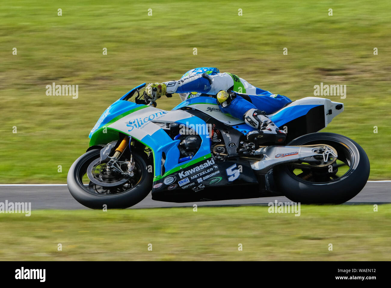 Dean Harrison an Bord seines Silikon Engineering Kawasaki Ninja ZX-10RR bei BSB Cadwell Park 2019 Stockfoto