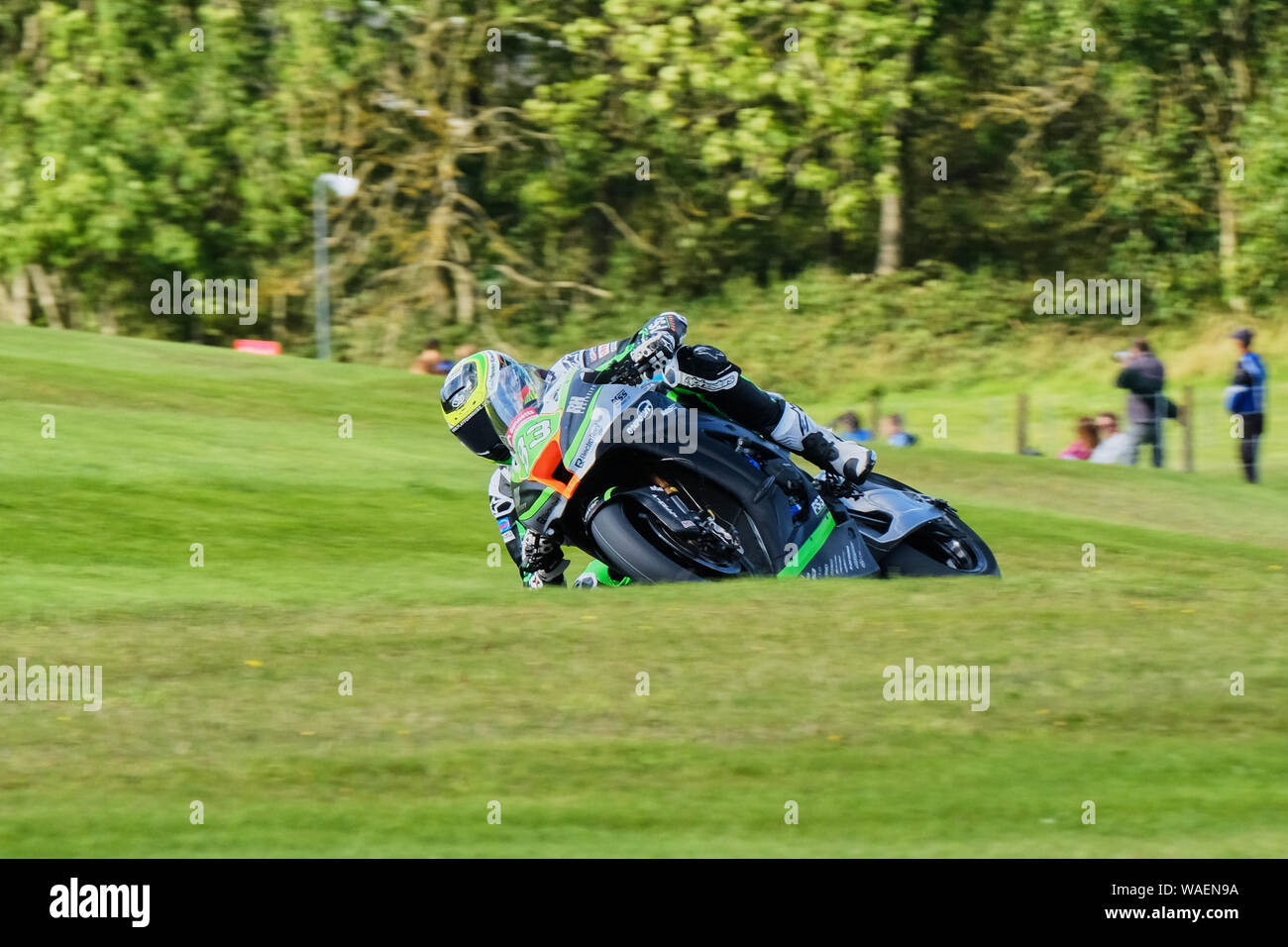 1. Rennen Sieger, Danny Buchan, Befugnisse seine FS-3 Racing Kawasaki ZX-10RR um Charlies Bend bei BSB Cadwell Park 2019 Stockfoto