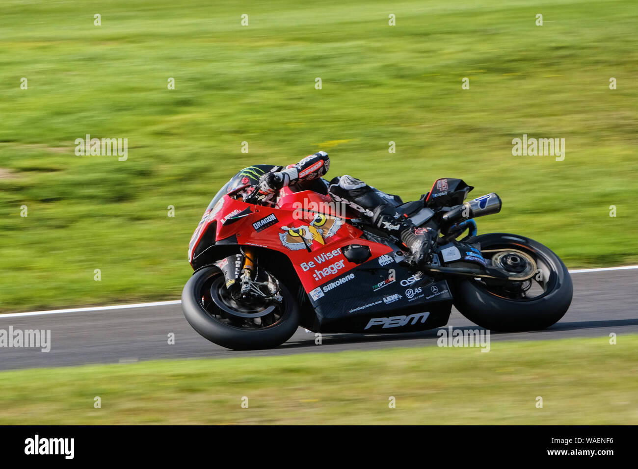 Ehemalige Moto GP Fahrer Scott lesen Befugnisse seine Weiser Ducati Panigale werden um Charlies Ecke bei BSB Cadwell Park 2019 Stockfoto