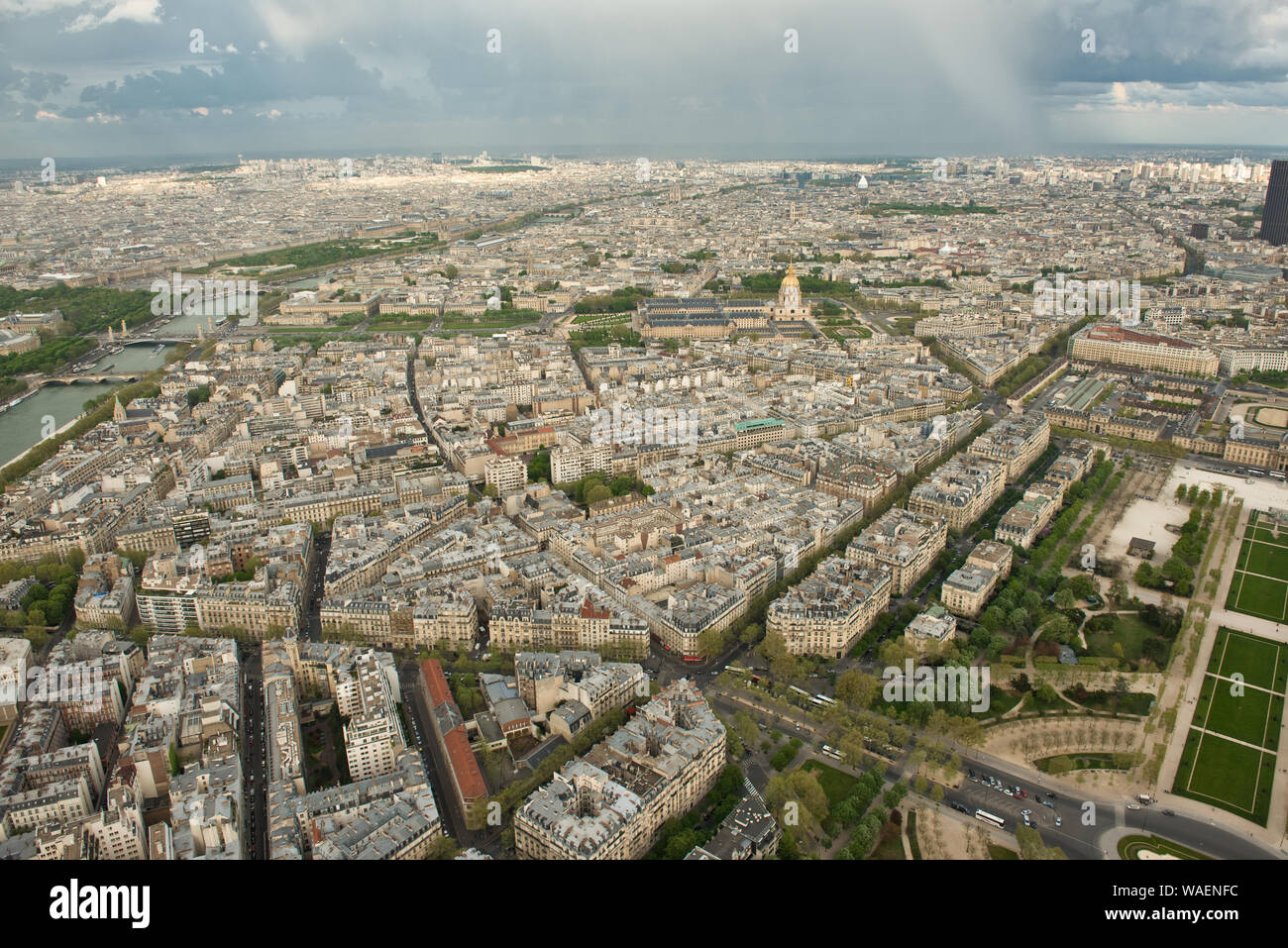 Hochrangige Blick vom Eiffelturm nach Osten Blick über Invalides und dem Lateinischen Viertel. Regenschauer in der Entfernung. Paris, Frankreich Stockfoto