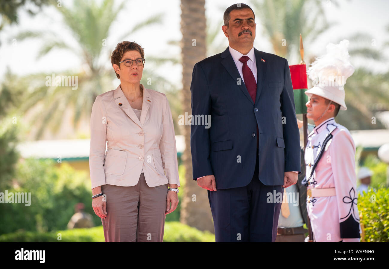 Bagdad, Irak. 20 Aug, 2019. Annegret Kramp-Karrenbauer (CDU), der Verteidigungsminister von Deutschland, ist von ihr Gegenstück in Irak, Al-Shammari begrüßt, mit militärischen Ehren vor seinem Büro. Der Minister und CDU-Chefin ist die Durchführung von politischen Gesprächen in der Hauptstadt Bagdad und ist es, die deutschen Soldaten, die in die Ausbildung lokaler Kräfte im Land beteiligt sind. Quelle: Michael Kappeler/dpa/Alamy leben Nachrichten Stockfoto