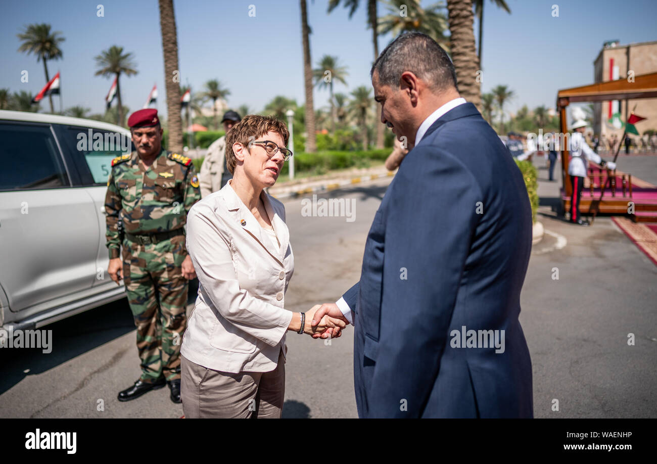 Bagdad, Irak. 20 Aug, 2019. Annegret Kramp-Karrenbauer (CDU), der Verteidigungsminister von Deutschland, ist von ihr Gegenstück in Irak, Al-Shammari begrüßt, mit militärischen Ehren vor seinem Büro. Der Minister und CDU-Chefin ist die Durchführung von politischen Gesprächen in der Hauptstadt Bagdad und ist es, die deutschen Soldaten, die in die Ausbildung lokaler Kräfte im Land beteiligt sind. Quelle: Michael Kappeler/dpa/Alamy leben Nachrichten Stockfoto