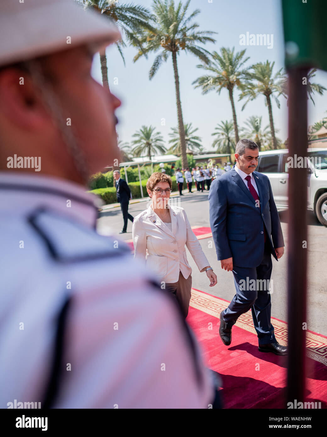 Bagdad, Irak. 20 Aug, 2019. Annegret Kramp-Karrenbauer (CDU), der Verteidigungsminister von Deutschland, ist von ihr Gegenstück in Irak, Al-Shammari begrüßt, mit militärischen Ehren vor seinem Büro. Der Minister und CDU-Chefin ist die Durchführung von politischen Gesprächen in der Hauptstadt Bagdad und ist es, die deutschen Soldaten, die in die Ausbildung lokaler Kräfte im Land beteiligt sind. Quelle: Michael Kappeler/dpa/Alamy leben Nachrichten Stockfoto