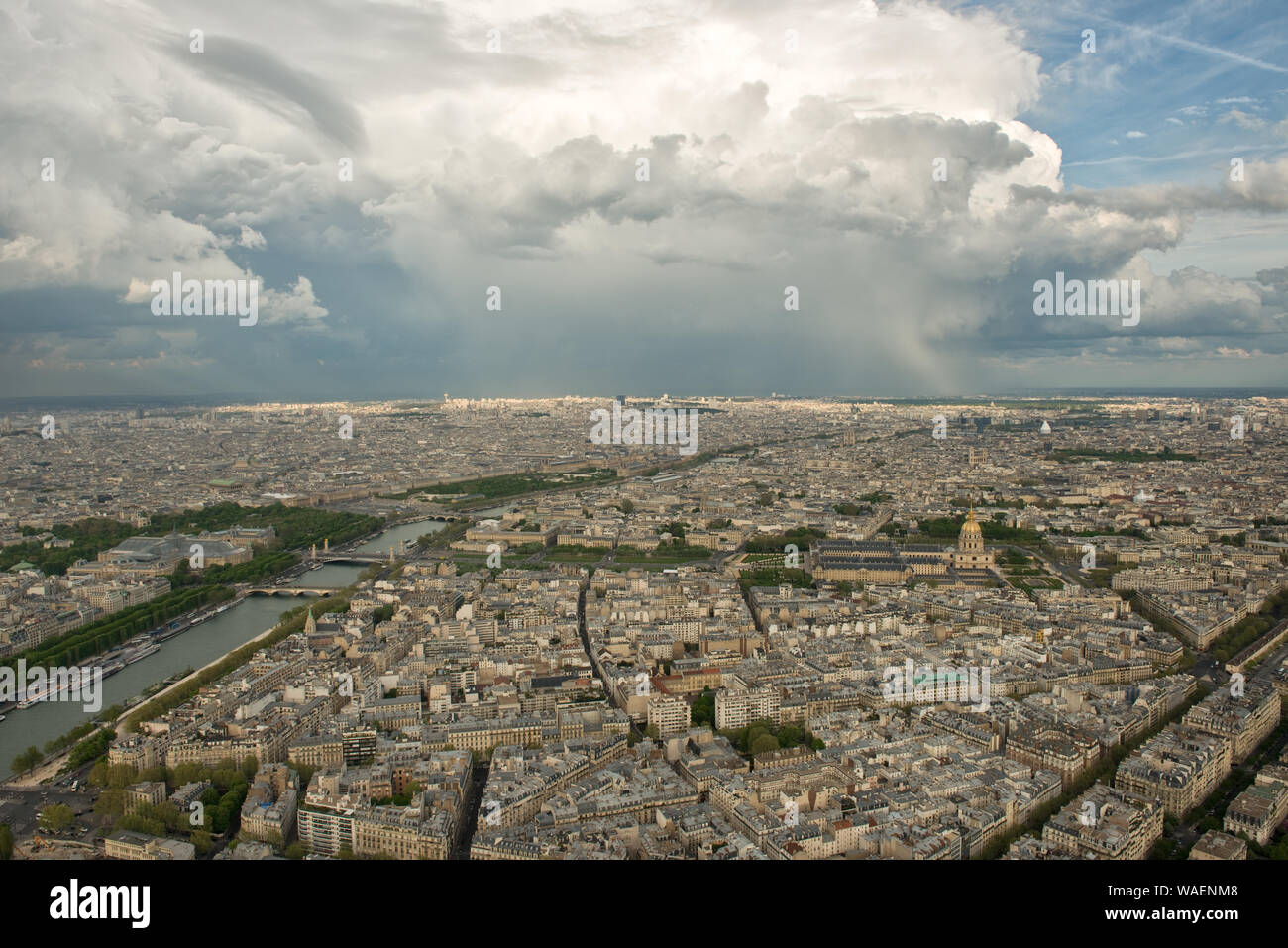 Hochrangige Blick vom Eiffelturm nach Osten Blick über Invalides und dem Lateinischen Viertel. Regenschauer in der Entfernung. Paris, Frankreich Stockfoto