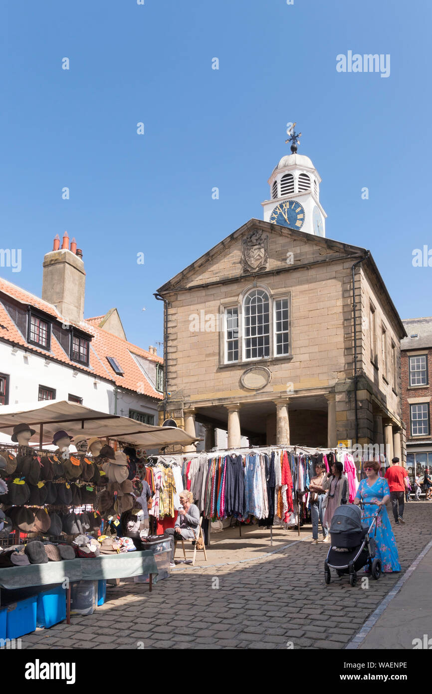Menschen einkaufen in Whitby Marktplatz und dem Alten Rathaus, North Yorkshire, England, Großbritannien Stockfoto