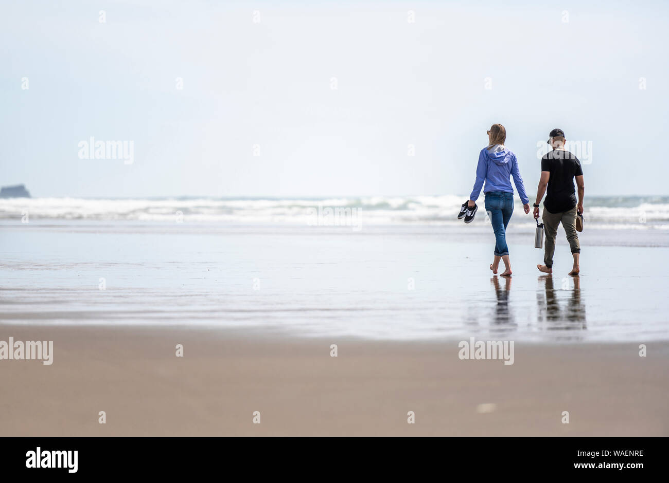 Paar schöne sind zu Fuß entlang der Küste des nordwestlichen Pazifischen Ozean und atmen Gesunde frische Seeluft Immunität zu stärken und die Stärkung der Stockfoto