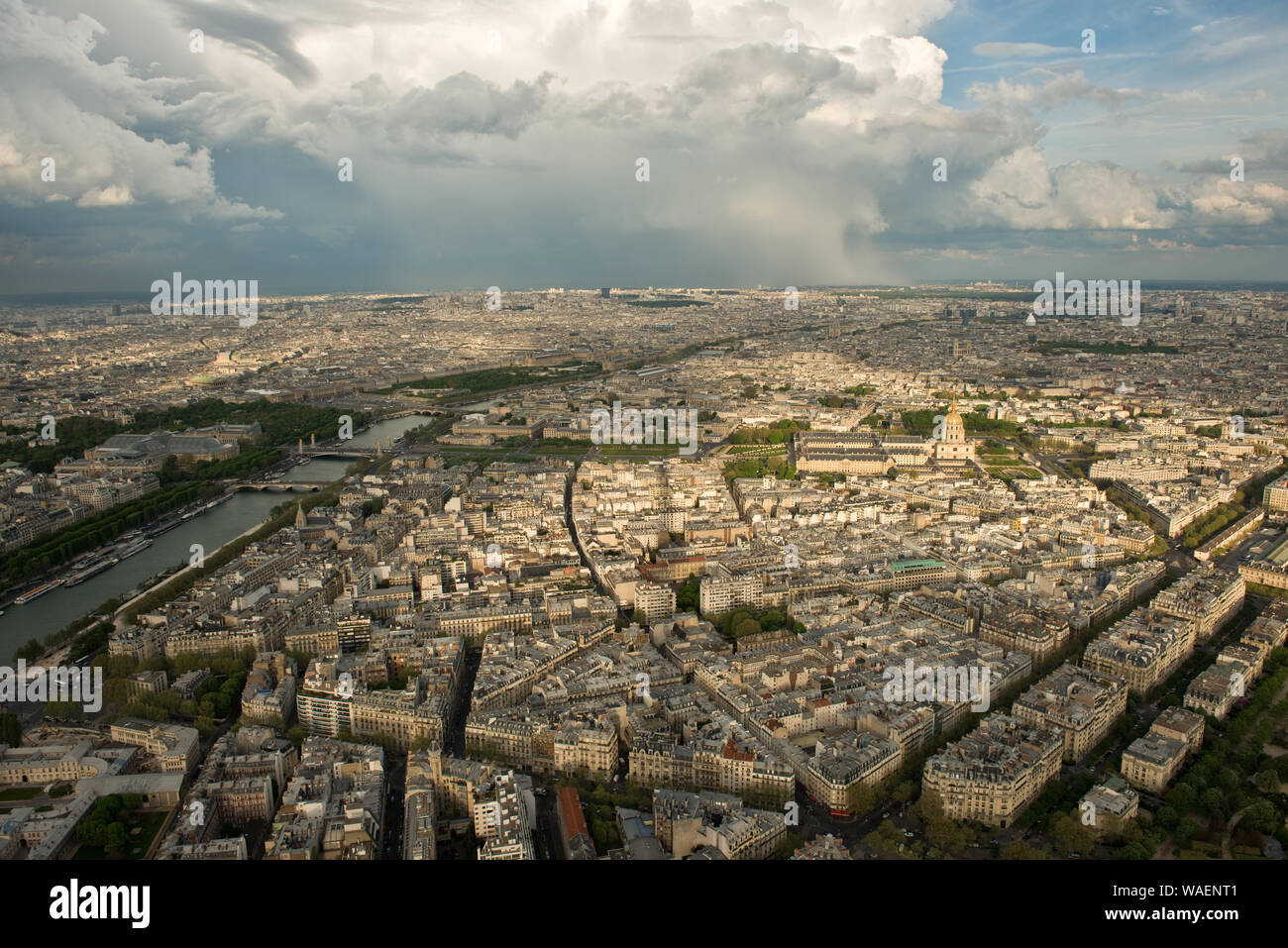 Hochrangige Blick vom Eiffelturm nach Osten Blick über Invalides und dem Lateinischen Viertel. Regenschauer in der Entfernung. Paris, Frankreich Stockfoto