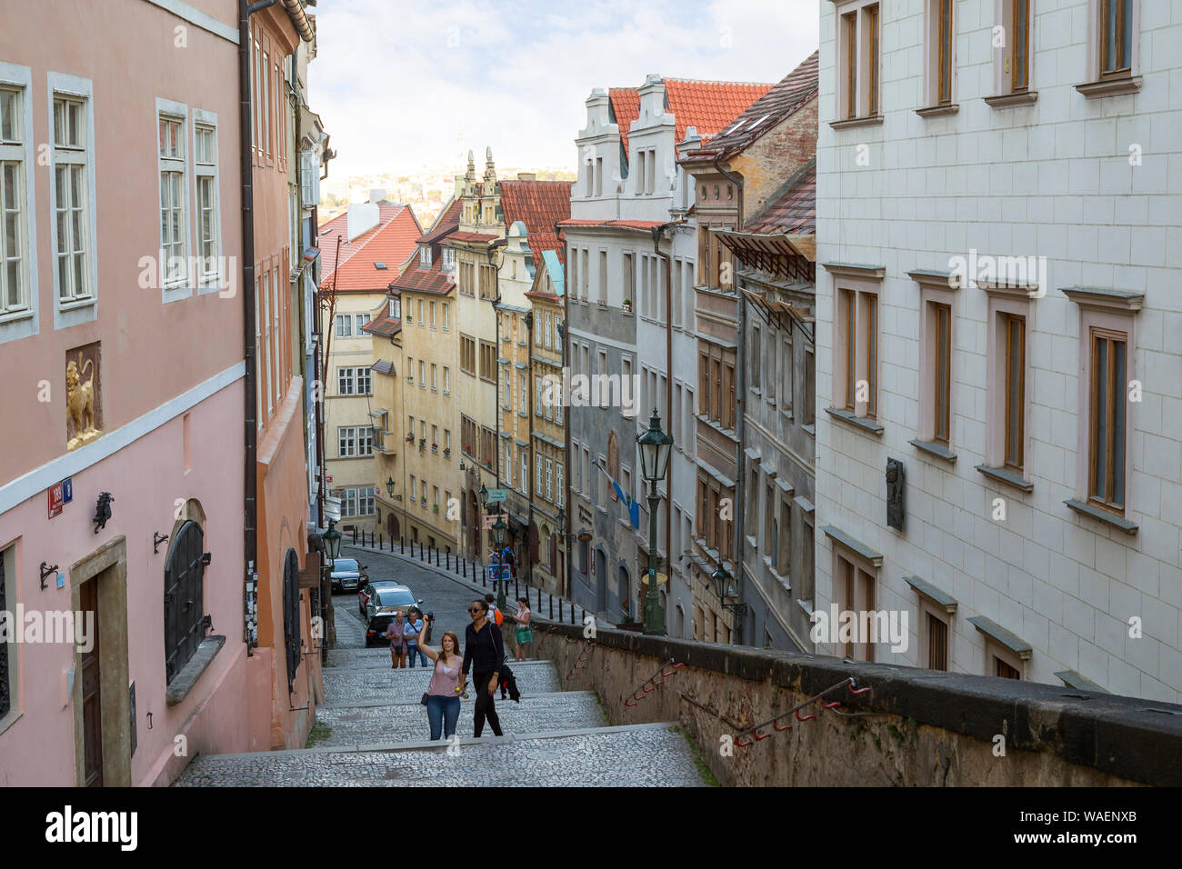 Nur wenige Touristen an den Treppen der Prager Burg und Alte Gebäude entlang der Thunovska Straße an der Mala Strana (Kleinseite) Bezirk in Prag. Stockfoto