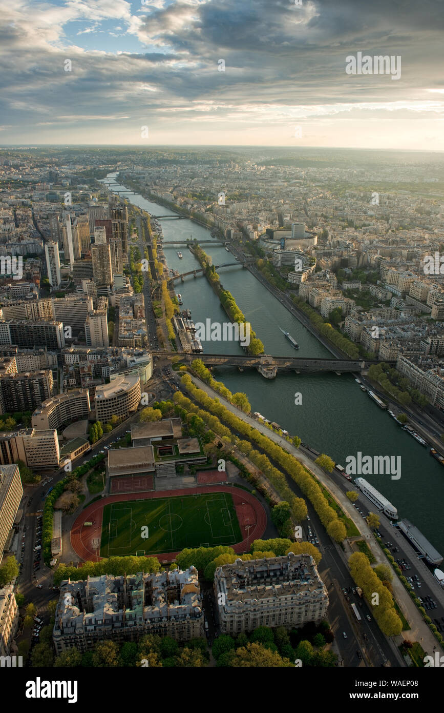 Blick nach Süden - Westen entlang der Fluss Seine vom Eiffelturm entfernt. Paris, Frankreich. Stockfoto